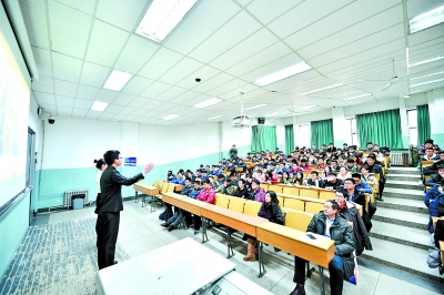 东北大学从2014年起推出“与信仰对话——马克思主义经典著作诵读会”，引导学生在领略经典中认识客观真理、追寻人生价值。图为东北大学思政课“品读经典”课堂。.jpg